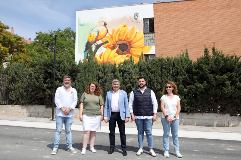 El IES Guadaiza de San Pedro Alcántara continúa la iniciativa de ‘MRB Urban Project’ con un mural inspirado en el medio ambiente, obra del artista Sake