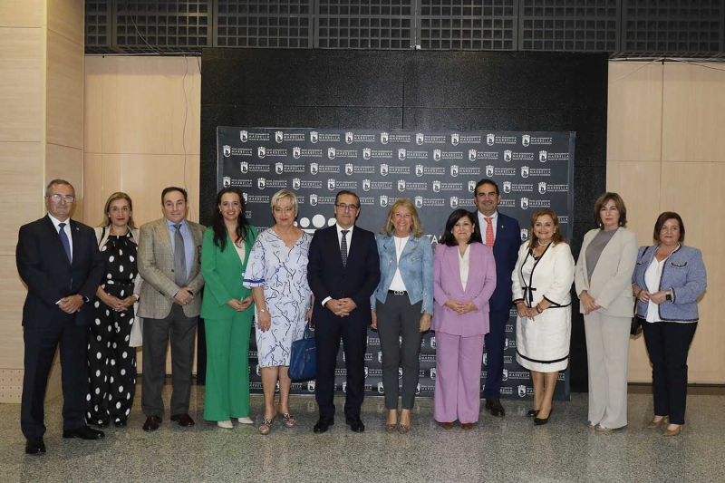 Marbella acoge por primera vez el homenaje provincial a maestros, en el que se  ha reconocido a más de medio millar de docentes jubilados
